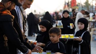 استقبال دختران عراقی از زائران اربعین/ تصاویر