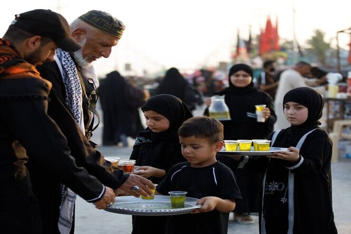 استقبال دختران عراقی از زائران اربعین/ تصاویر